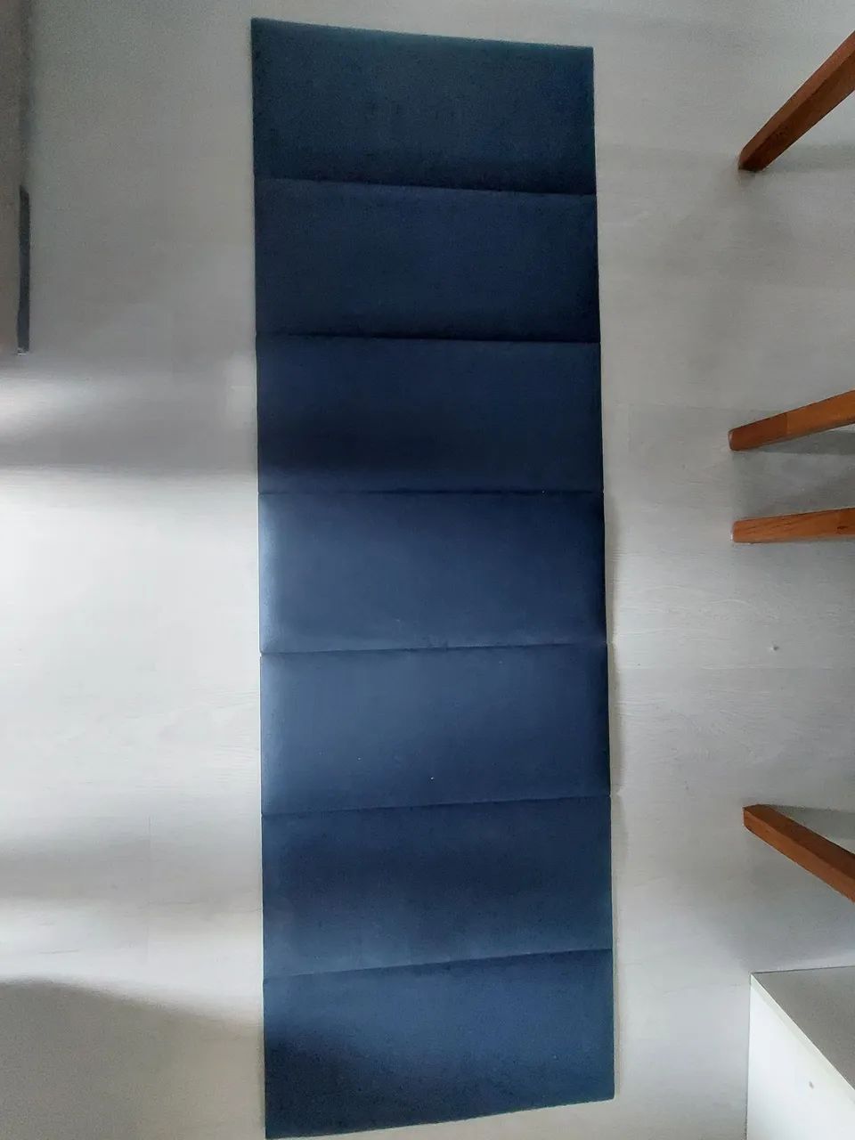 Cabeceira de cama, de cola na parede.