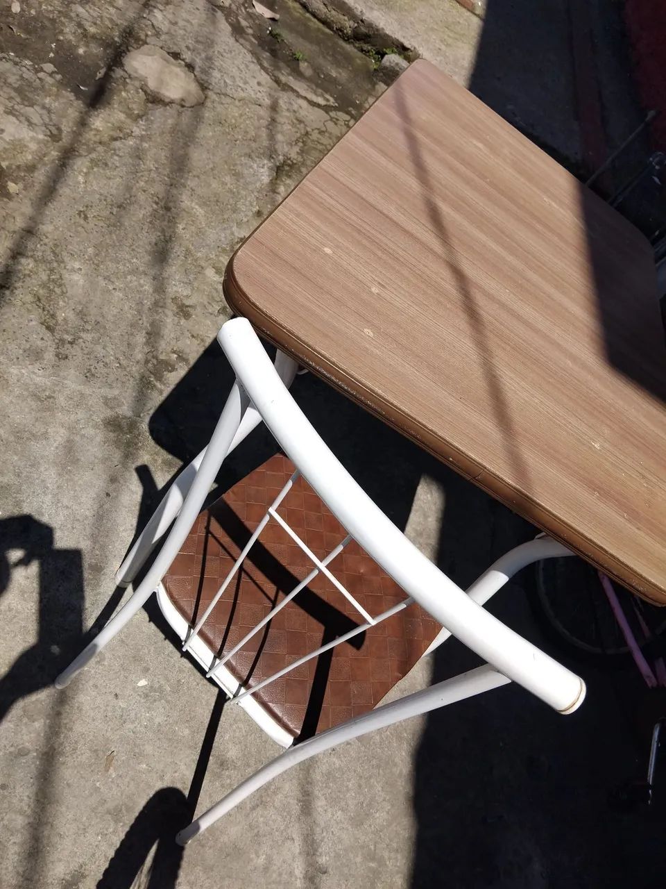 Mesa simples com uma cadeira - Foto 3