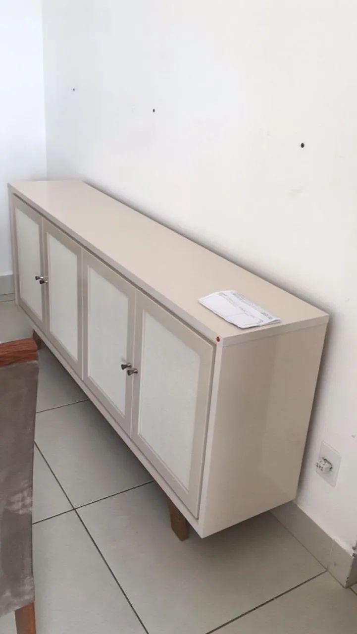 Mesa e cadeiras + móvel disponível para venda