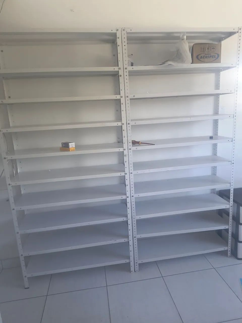 Estantes de ferro 