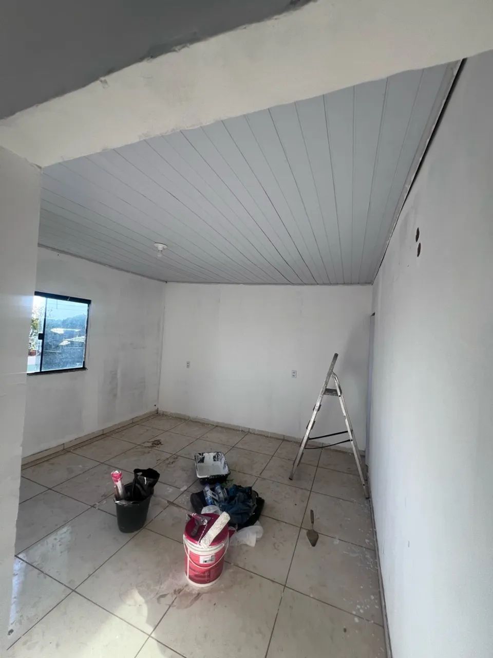 Alugo casa com 1/4 suite e cozinha/sala