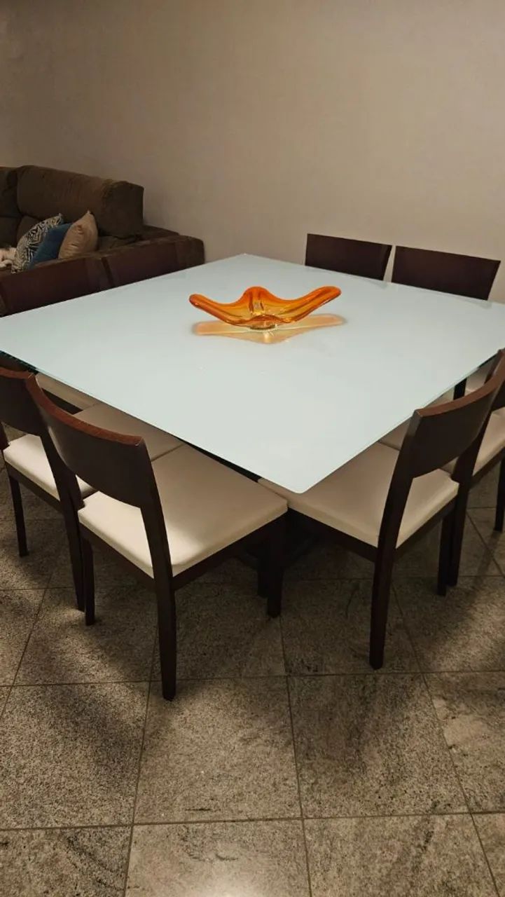 Mesa de jantar 8 lugares.