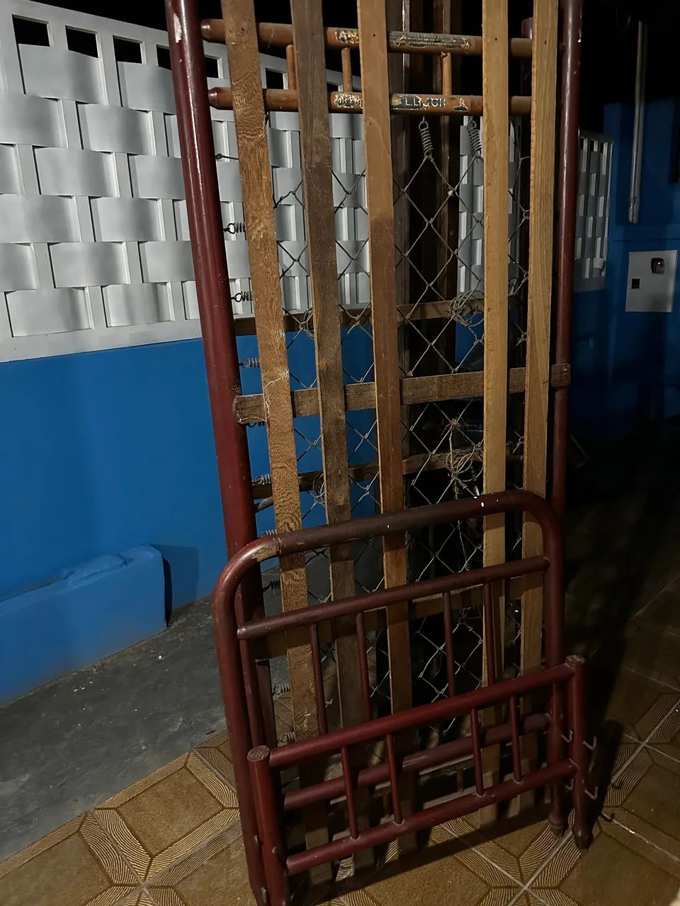 Cama em madeira antiga  - Foto 4