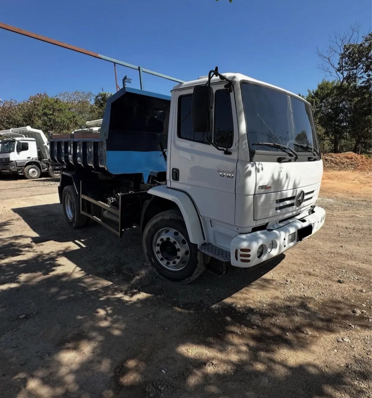 MB 1718 4x2 Caçamba 