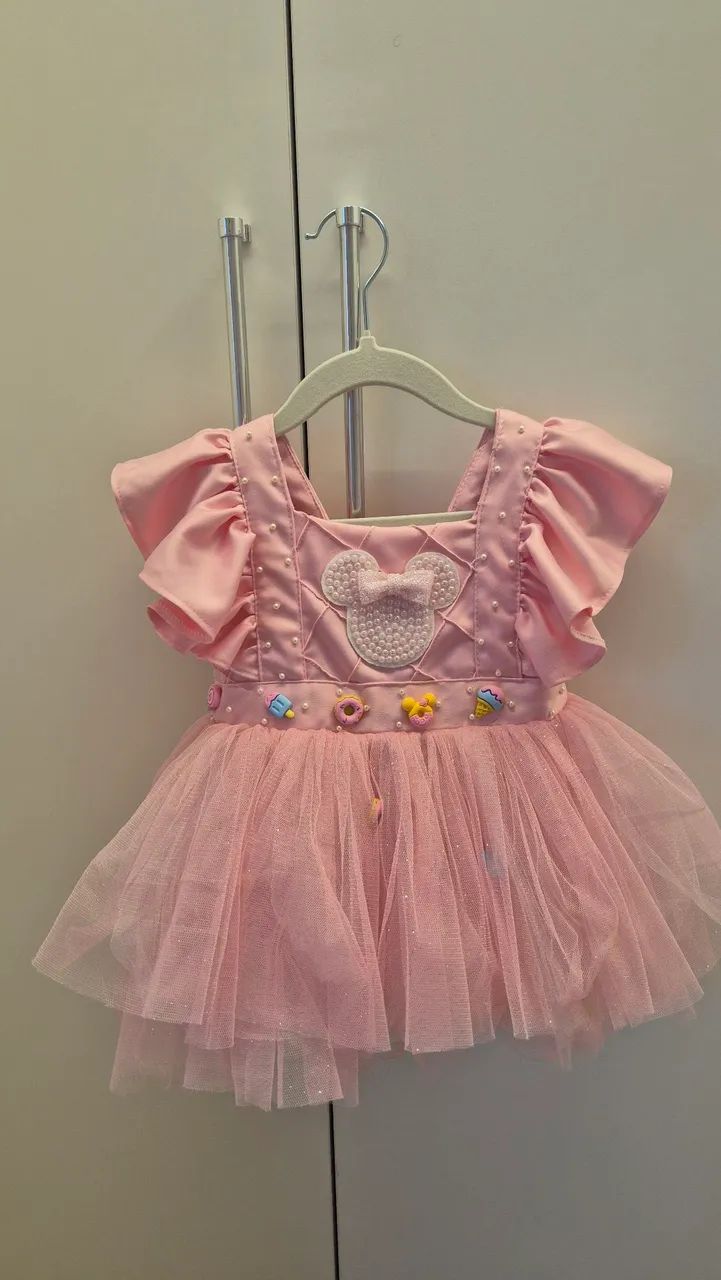 Romper Salopete Jardineira Minnie Confeiteira - Confeitaria doces 1 ano - rosa com brilho - Foto 2