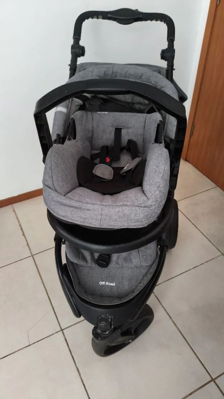 Carrinho de bebê com bebe conforto 