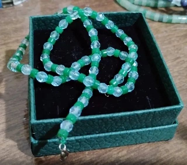 Colar de topázios naturais e jade verde