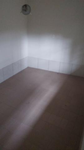 Casa tipo apto térreo 2 qts grandes, e pequeno quintal - desocupado - Nilópolis - Foto 17