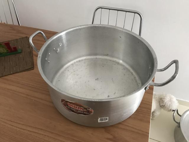 Panela de alumínio - Caçarola de alumínio com tampa 53 litros - Foto 3