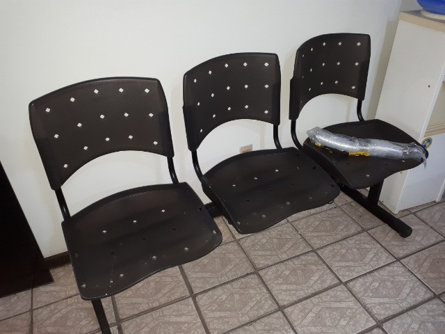 Vendo birou com complemento e tres cadeiras de recepção em de novo