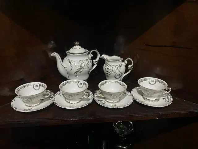 Belissímo e antigo jogo de chá e café em porcelana da T