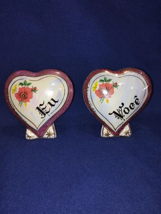 Belíssimo par de corações em porcelana.