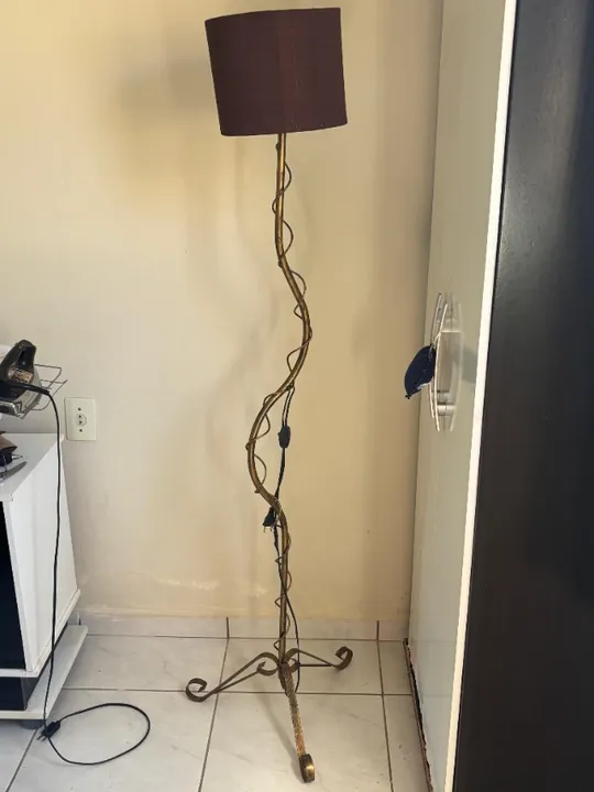 abajur alto com pedestal marrom