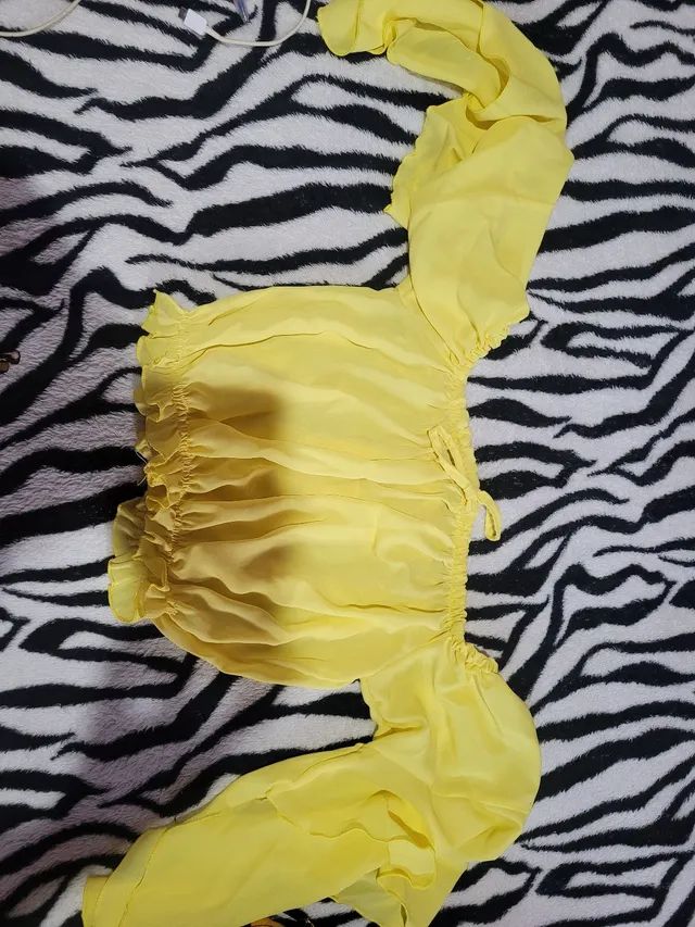 Cropped amarelo de manga 