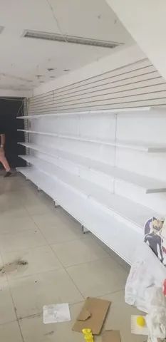 Gôndolas de Parede Branca ou Preta  - Foto 2