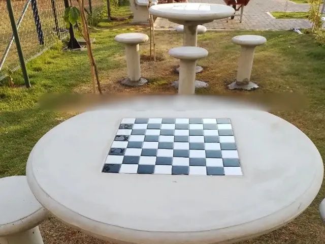 Mesa em concreto com tabuleiro para xadrez/damas e 04 banquetas - Foto 2