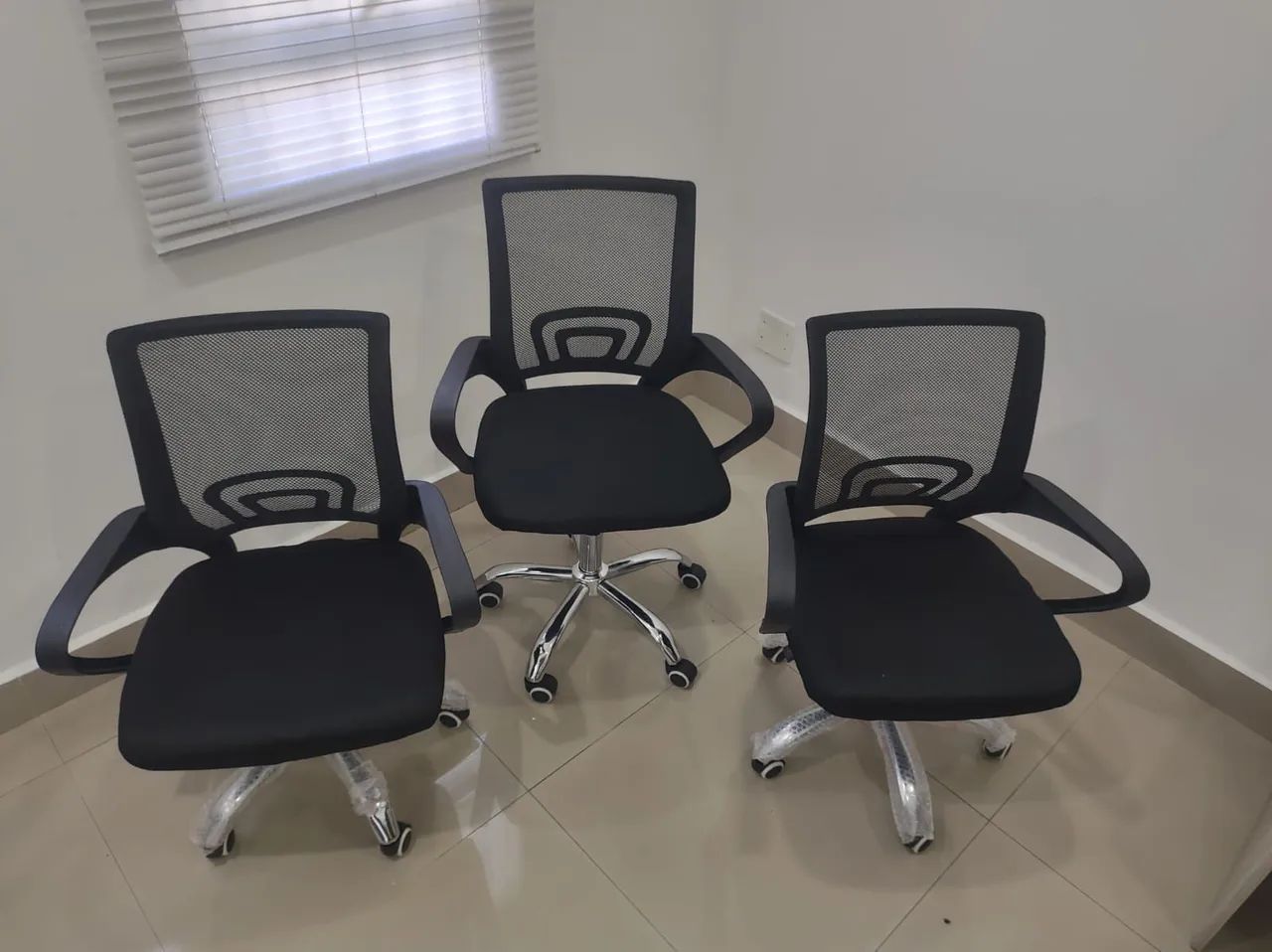 Cadeiras de escritório Novas R$260,00 cada - Foto 3