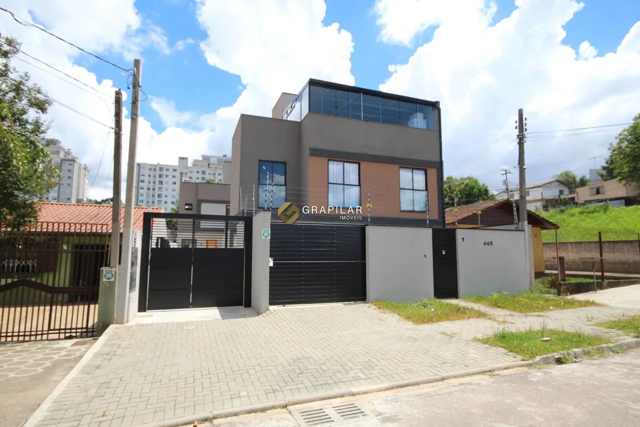 Sobrado triplex à venda em condomínio fechado no bairro Lindóia, Curitiba - PR.
