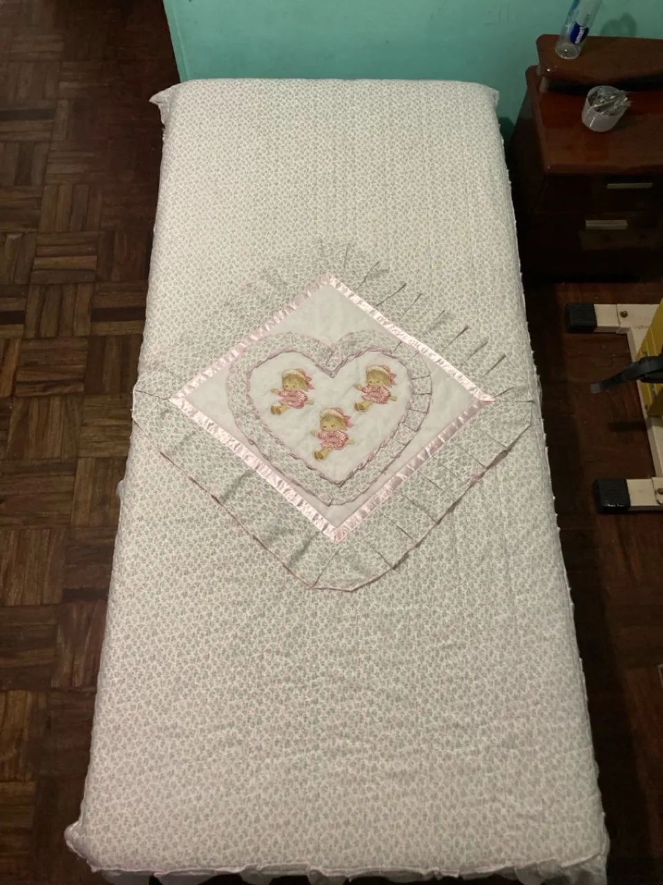 Colcha de Cama de Solteiro Feminina Branca com Flores Rosa - Foto 3