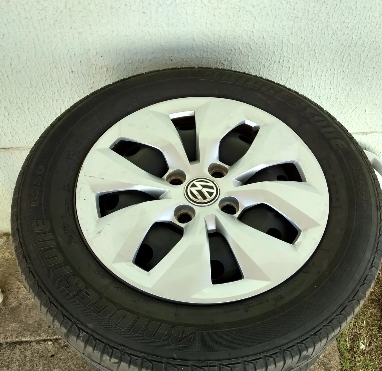 01 roda Aro 14 (4x100) pneu Bridgestone 175/70