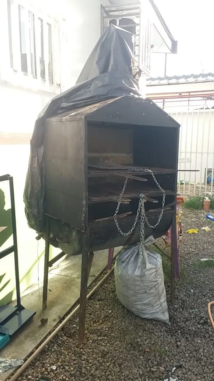 Churrasqueira de metal para área externa