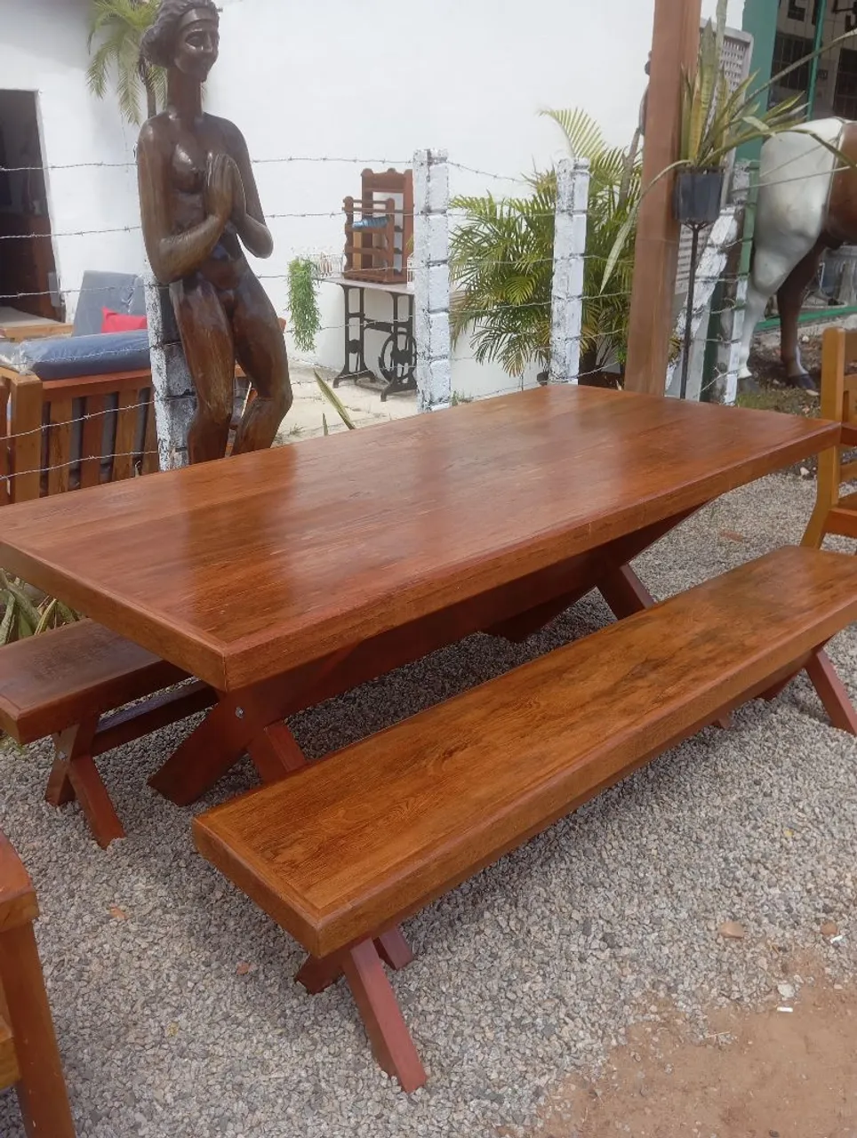 Conjunto de Mesa de Jantar em Madeira Maciça