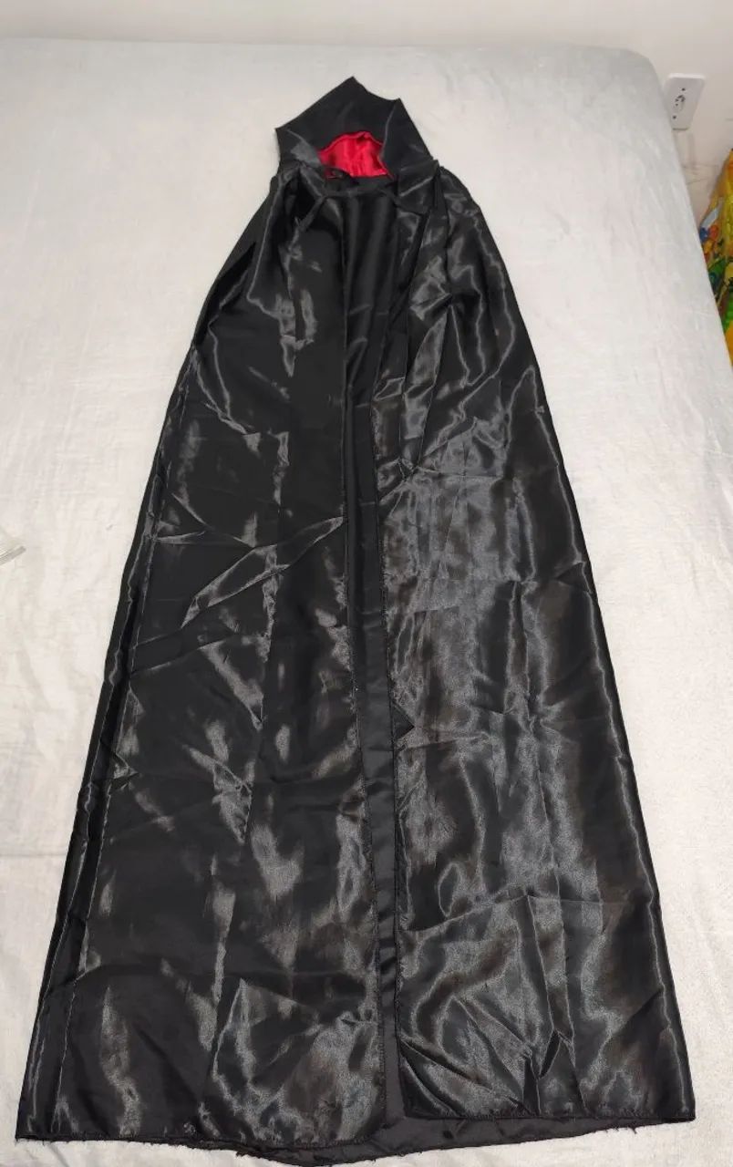 Capa preta com capuz vermelho