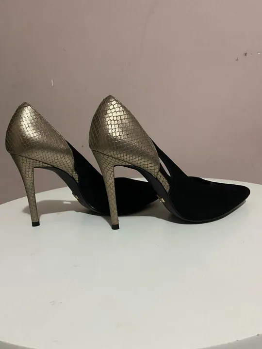 Scarpin Arezzo Salto Alto Dourado e Preto