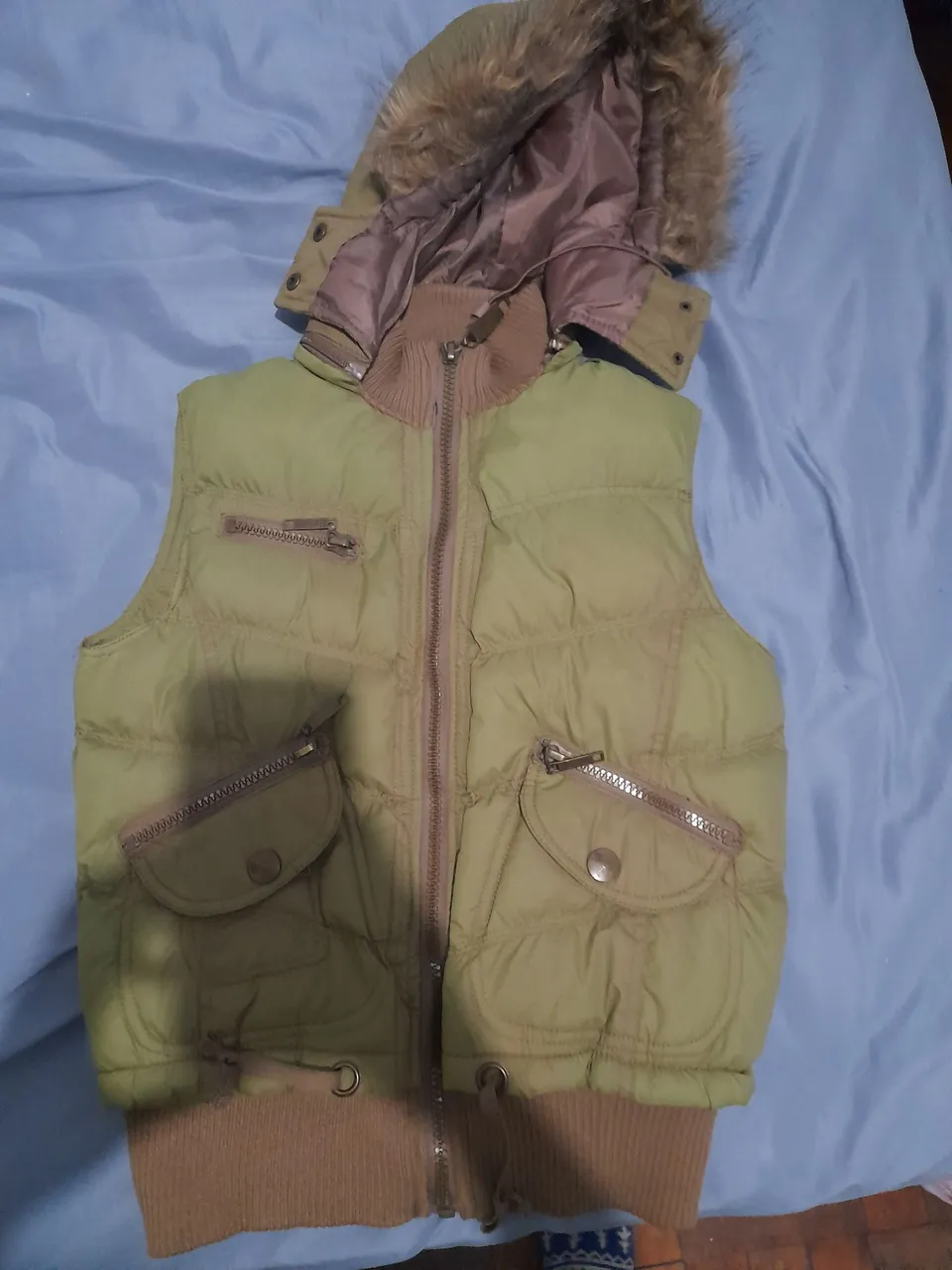 Colete com Capuz e Detalhes em Pelúcia