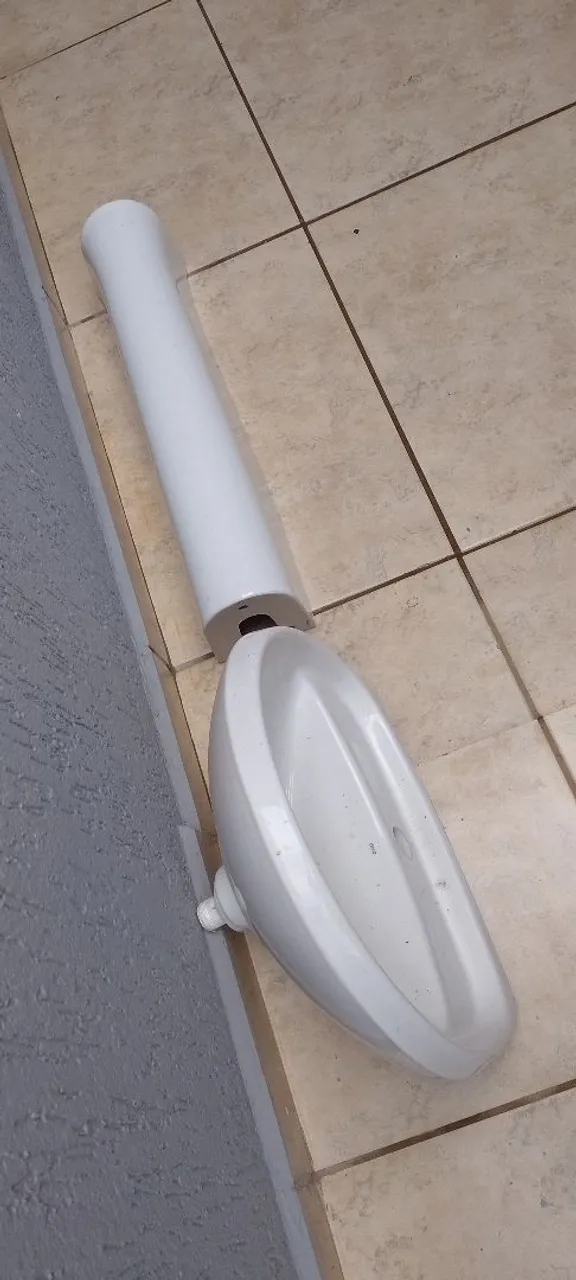 Lavatório marca Deca bem conservado .