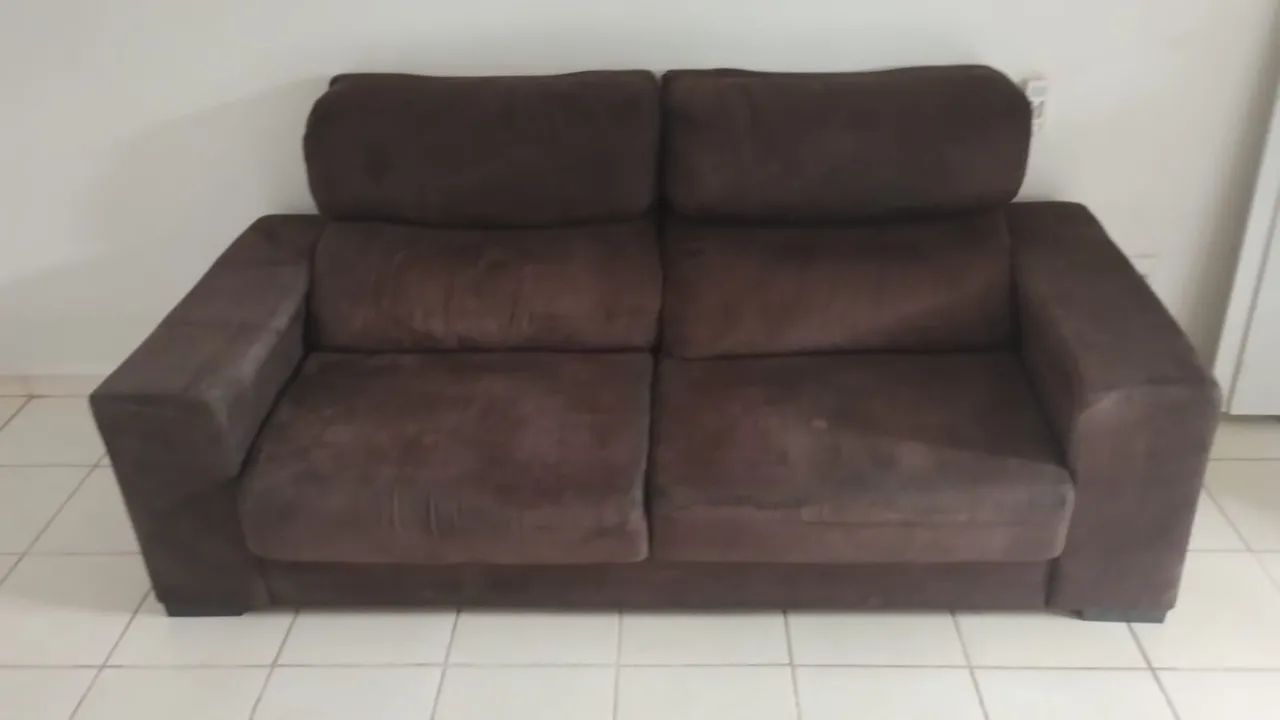 Sofá retrátil e reclinável bom estado, sem rasgos funcionando bem.