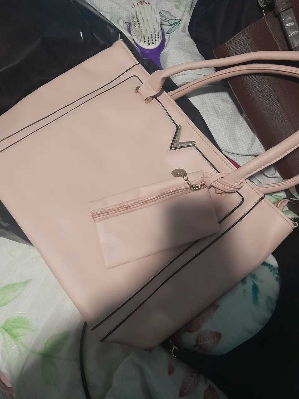 Bolsa rosa com necessaire - Estilo e elegância