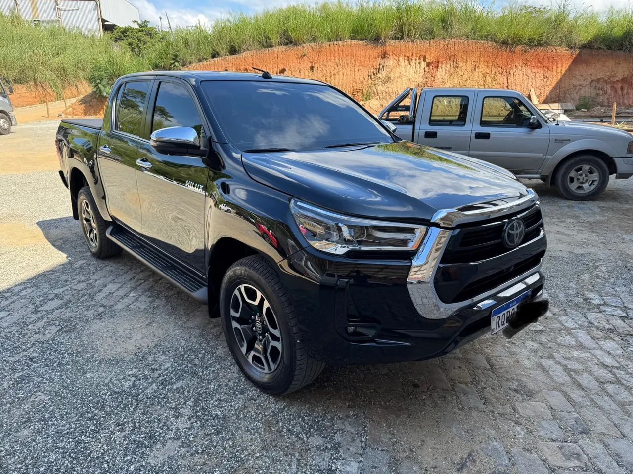 SRX 22 com 4 pneus novos, carro sem detalhes 