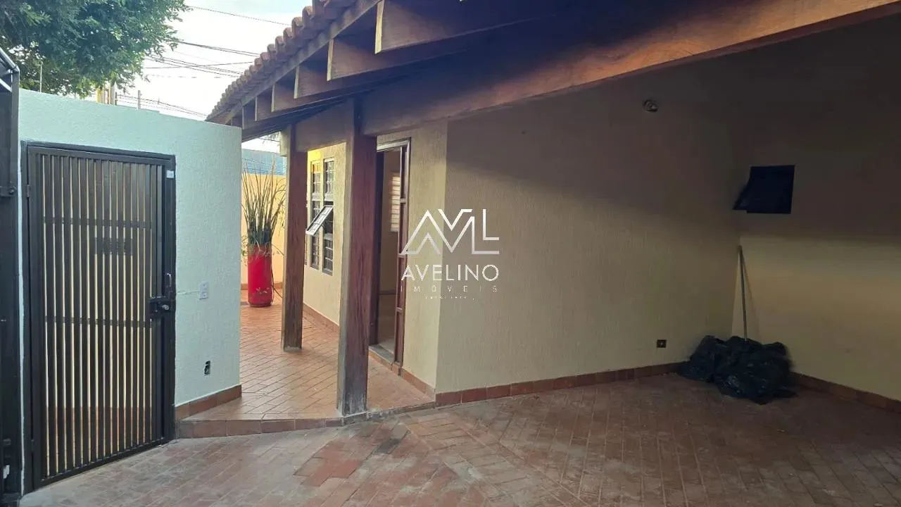 Casa Ampla Sob-Esquina com a Av. Zahran Oportunidade Única!