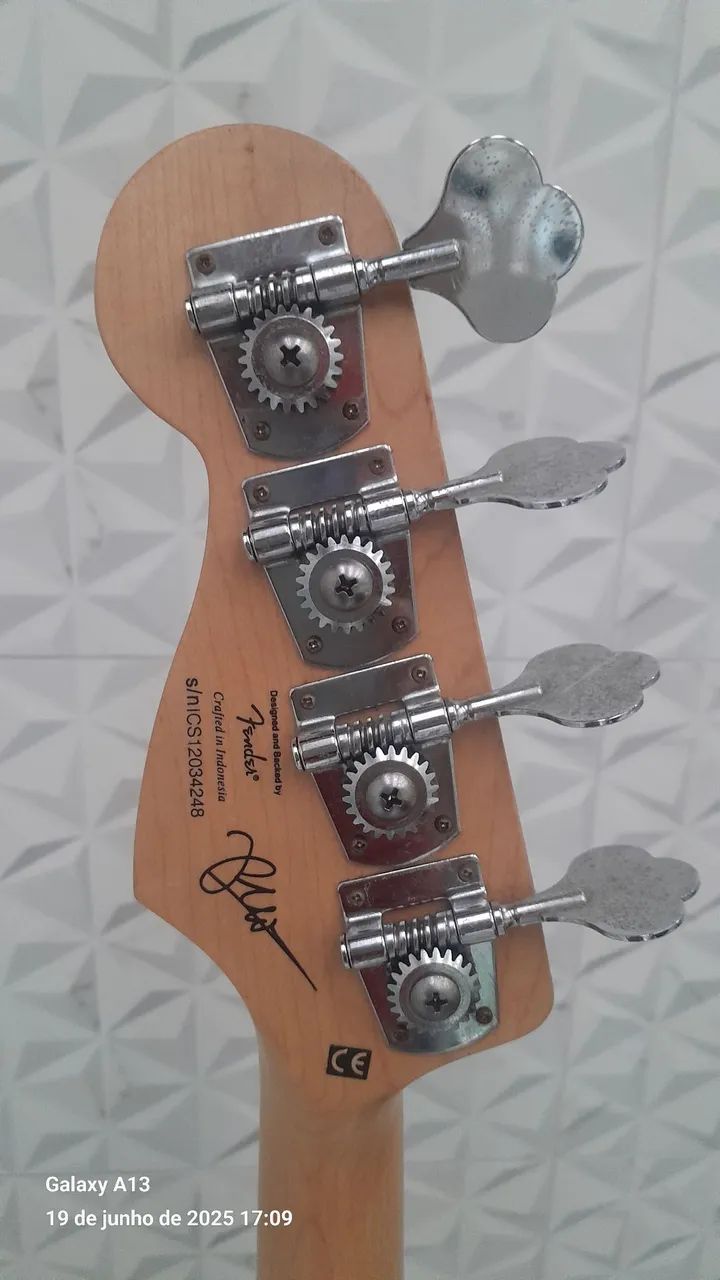Baixo 4 Cordas Squier By Fender Signature Pete Wentz