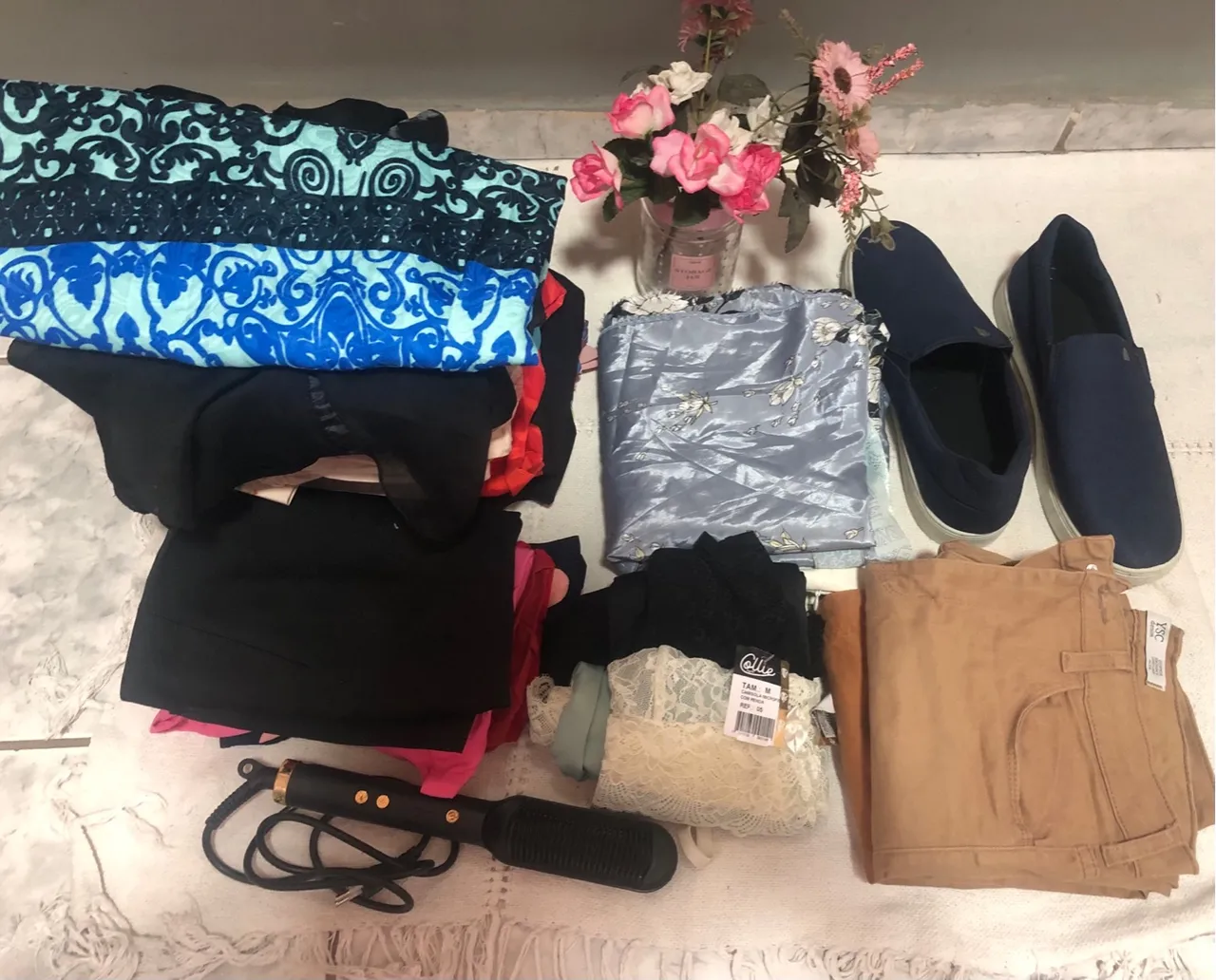 Lote de roupas femininas: calças, blusas, saias e mais!
