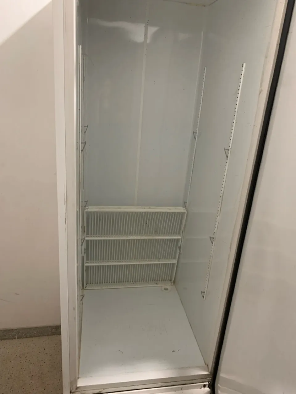 Geladeira Industrial Vertical - Perfeita para o seu negócio!