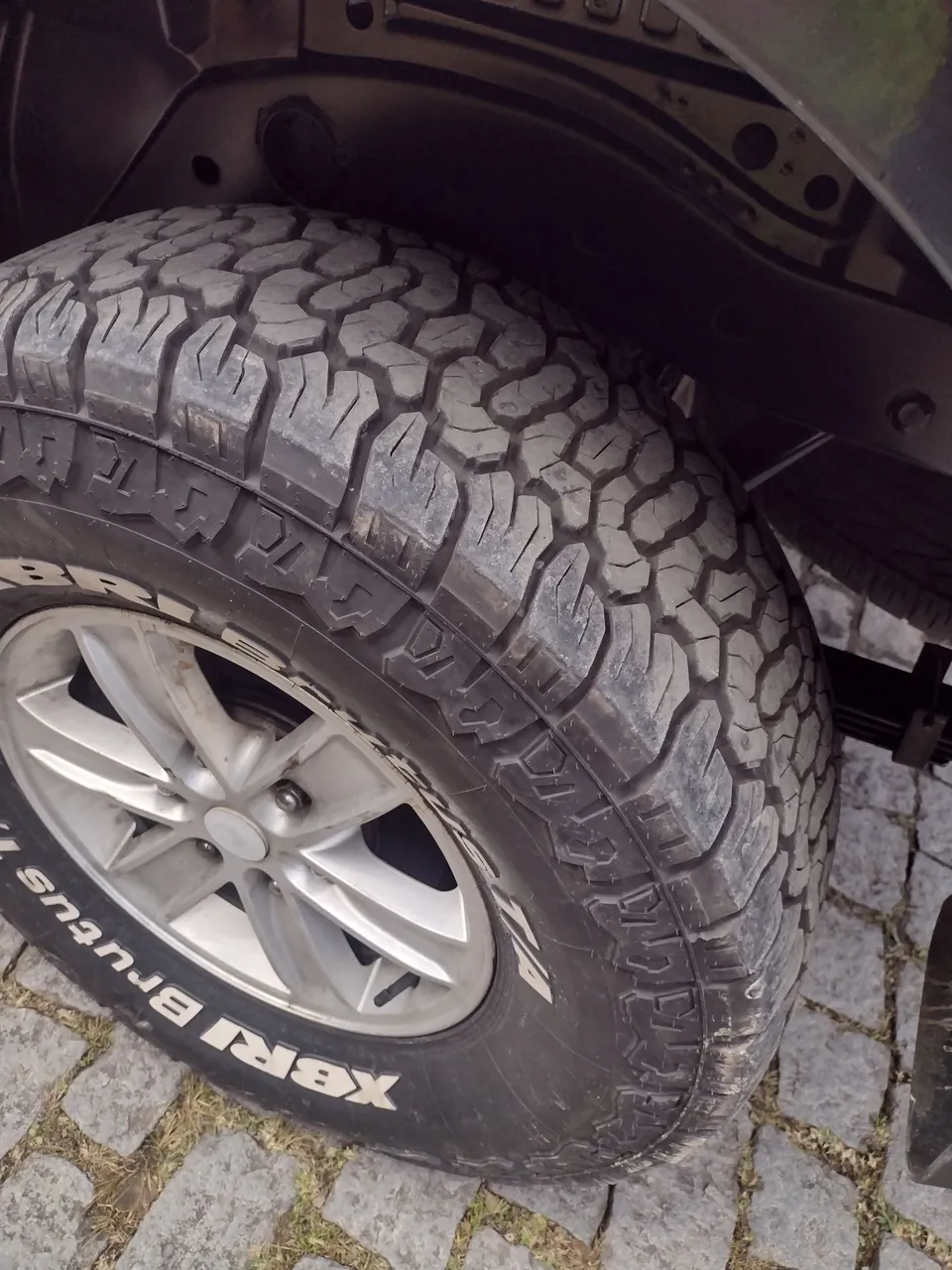 Pneus XBRI Brutus 16 polegadas novos