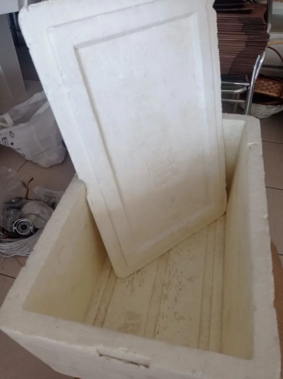 Caixa de isopor em bom estado (0,34m X 0,44m X 0,67m = 100L) - Foto 5