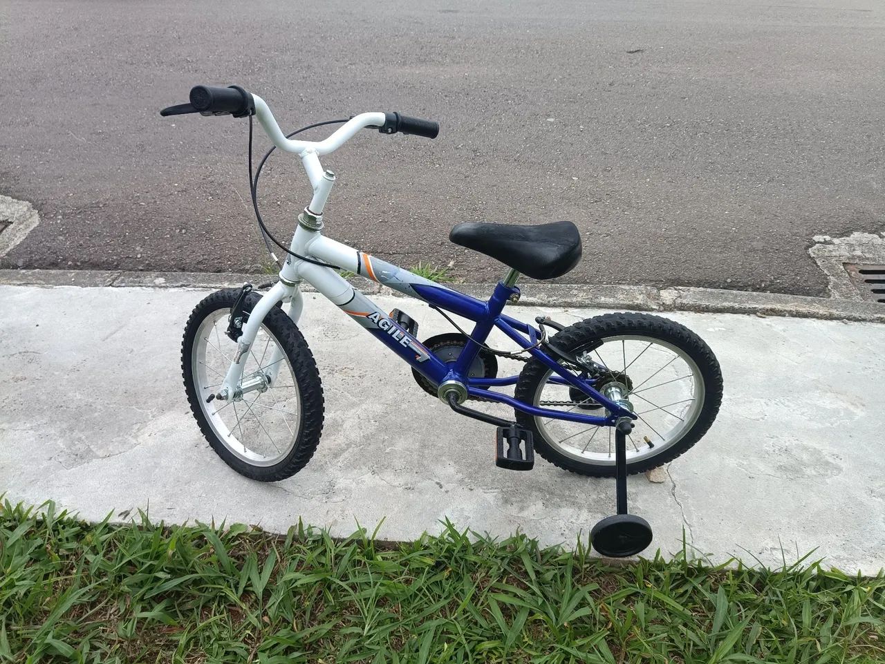 Bicicleta Infantil aro 16 com rodinhas - Foto 3
