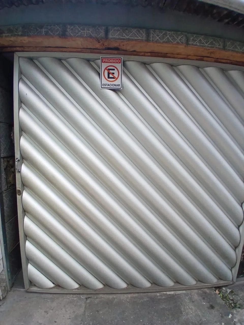 Portão de alumínio medindo 2.13x 2.10