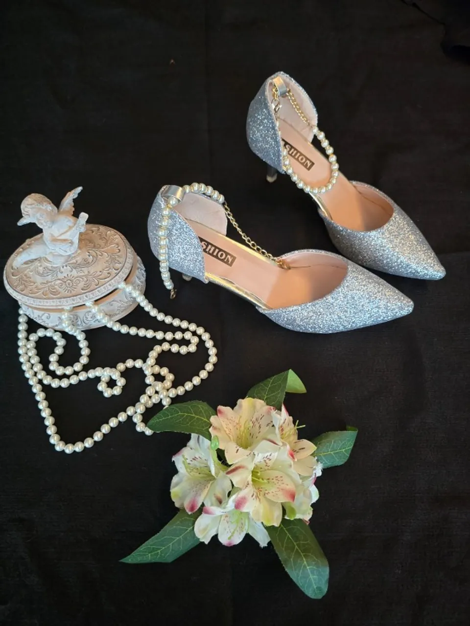 ? Sapato de Noiva Prata com Glitter e Corrente de Pérolas ?