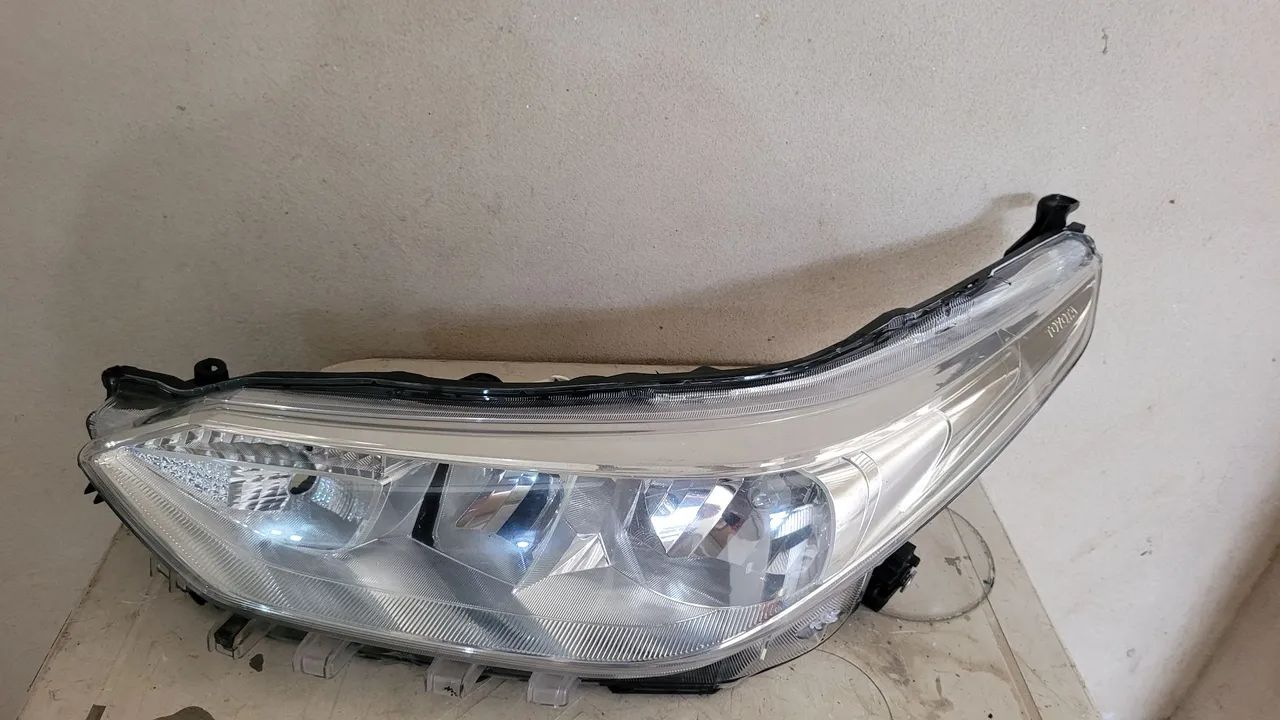 Farol esquerdo yaris 