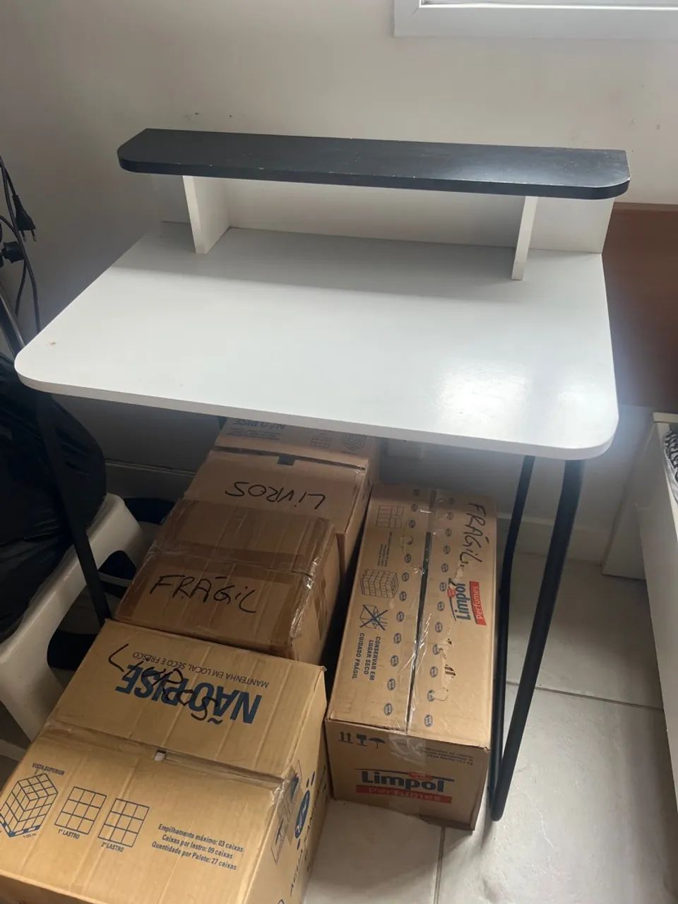Mesa de Escritório Branca com Prateleira