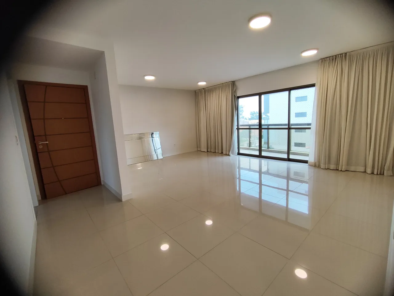 Apartamento no Pecado com 3 suites, varandão e armários planejados