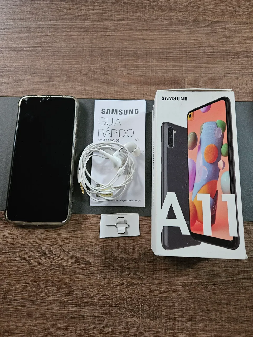 Galaxy A11 com acessórios.