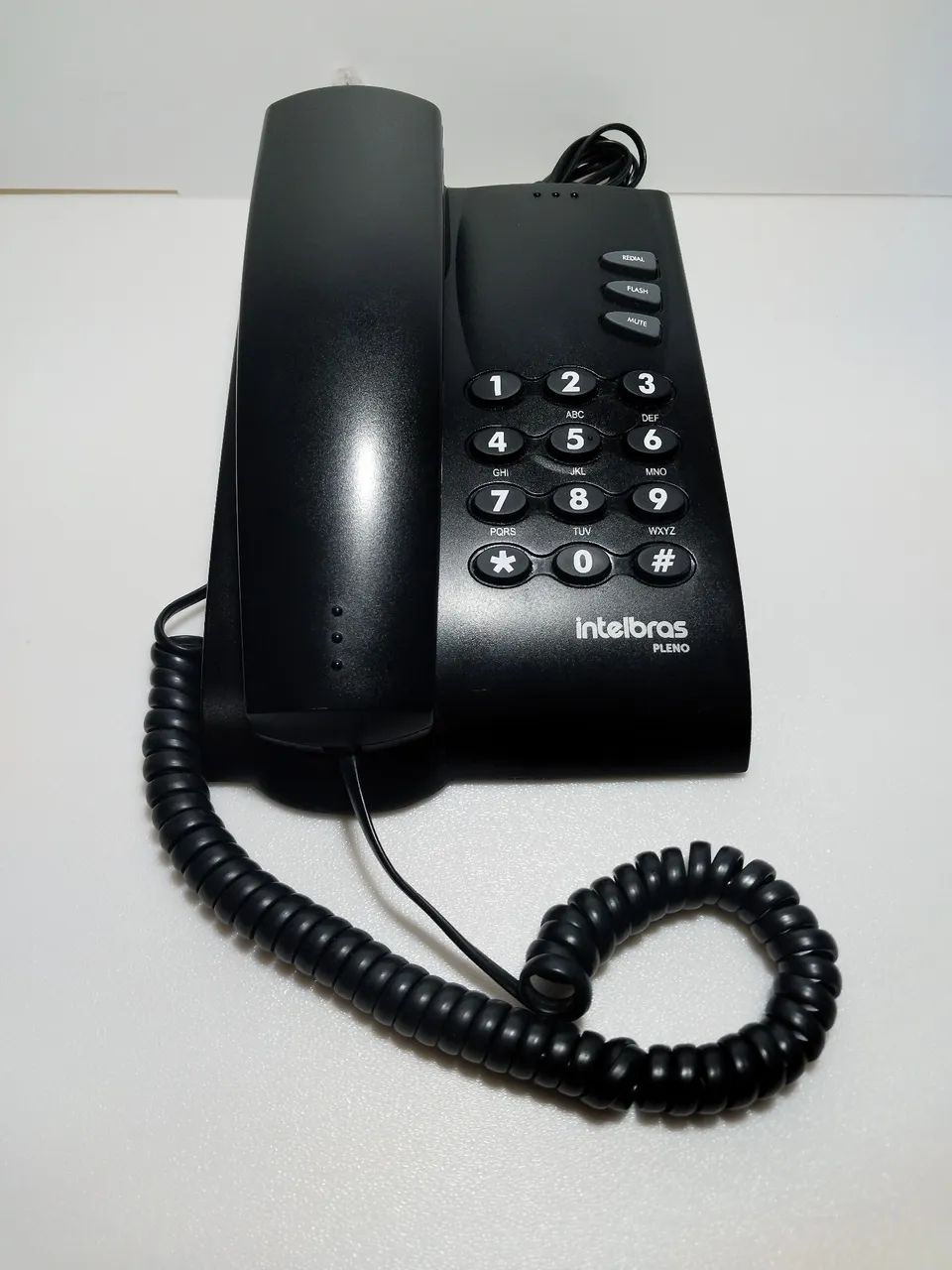 Telefone com fio Pleno da Intelbras, na cor preta. 