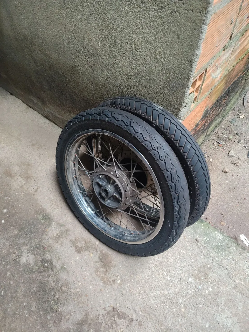 Rodas de moto com pneus
