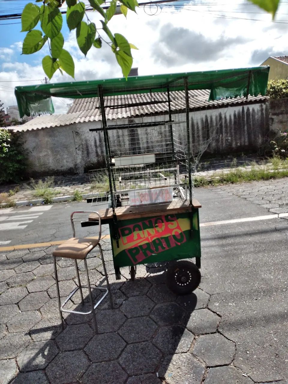 Carrinho ambulante  ou se preferir  fixo sem novo  pode usar pra vários fins  tem  baú 
