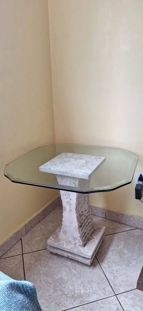 MESA DE CANTO BASE MÁRMORE COM TAMPO DE VIDRO